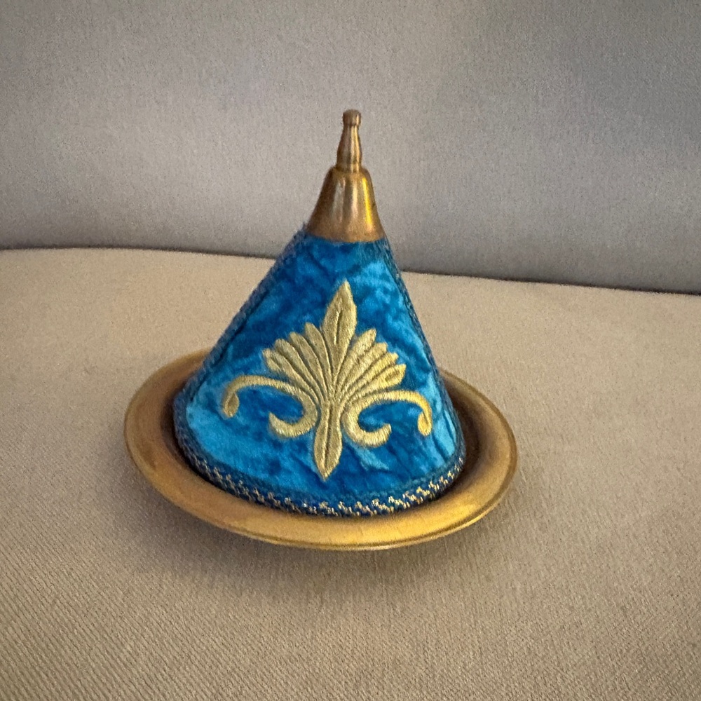 Decorative velvet and metal tanjine tangin